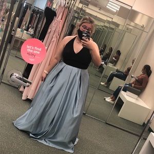 I’m selling the prom dress